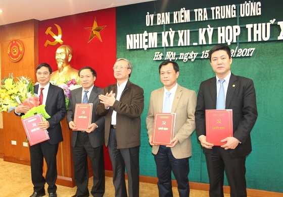Đồng chí Trần Quốc Vượng, Ủy viên Bộ Chính trị, Bí thư Trung ương Đảng, Chủ nhiệm UBKT Trung ương trao quyết định cho các đồng chí được điều động, bổ nhiệm.