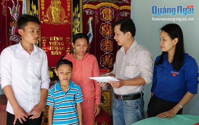 Đại diện Báo Quảng Ngãi và Chi đoàn Báo Quảng Ngãi đến thăm, động viên và trso tiền hỗ trợ cho các gia đình có hoàn cảnh khó khăn