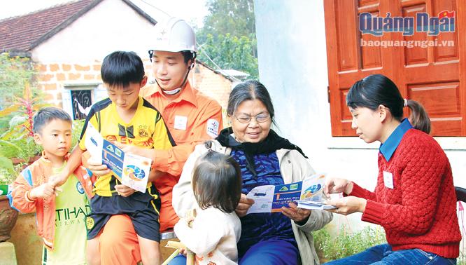 Nhân viên Công ty Điện lực Quảng Ngãi tuyên truyền tiết kiệm điện cho người dân xã Bình Hòa (Bình Sơn).