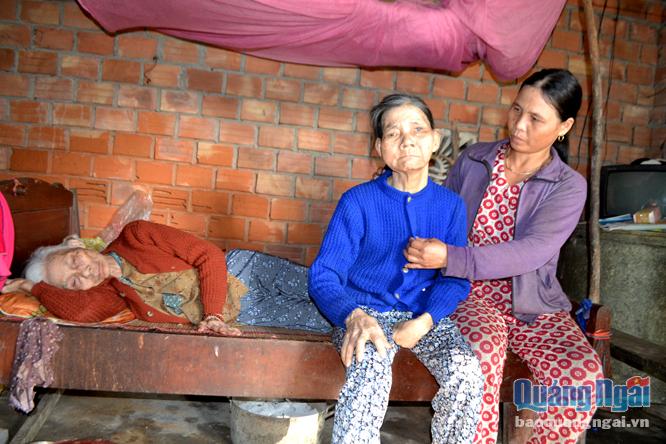 Hằng ngày, bà Nguyễn Thị Mười vừa phải xoay xở kiếm tiền trang trải cuộc sống, vừa chăm sóc mẹ già và chị gái.