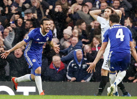Pedro Rodriguez (trái) và Cesc Fabregas cùng lập công giúp Chelsea đánh bại Swansea. Ảnh: Dailymail