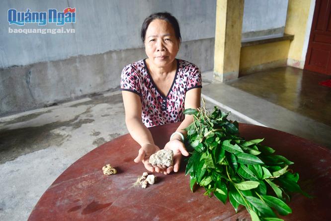 Bà Bùi Thị Của giới thiệu các vị thuốc dân gian được dùng trong quá trình chăm sóc sản phụ sau sinh như gừng, lá trà xanh...