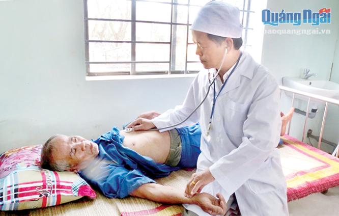 Bác sĩ Nguyễn Hữu Đinh đã có hơn 30 năm gắn bó với Trạm y tế xã Tịnh Long.     