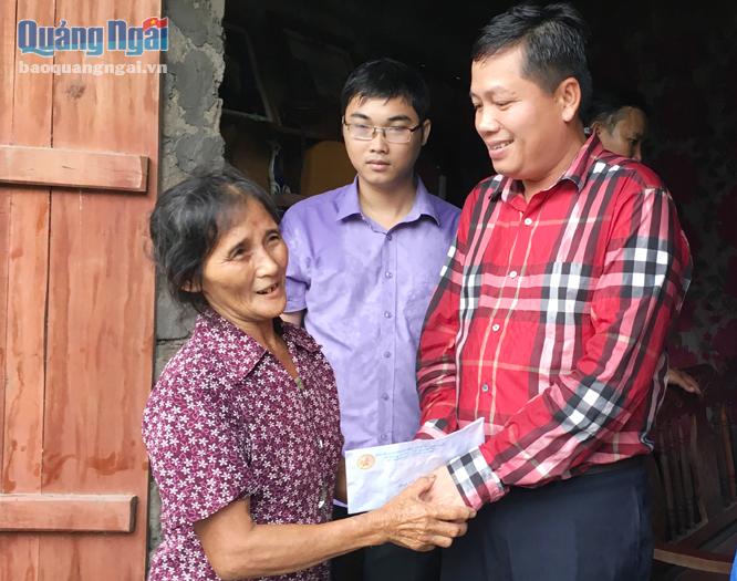 Chủ tịch Hội DN trẻ Quảng Ngãi Vi Nhất Trường tặng quà cho người nghèo.