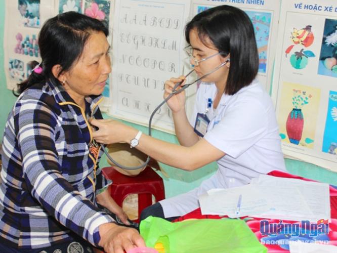 Các bác sĩ của CLB Thầy thuốc trẻ tỉnh khám bệnh cho người dân Bình Sơn.