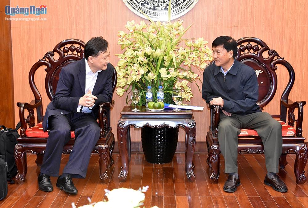Chủ tịch UBND tỉnh Trần Ngọc Căng (trái) tiếp ông