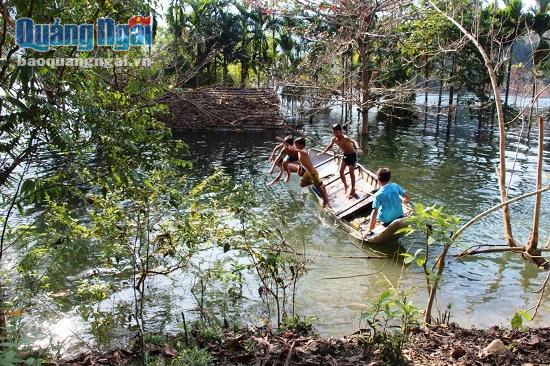 Nước dâng cao vào gần khu vực dân cư sinh sống, nhiều đứa trẻ vô tư thả mình trên dòng nước rất nguy hiểm.