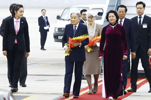 Phó Chủ tịch nước Đặng Thị Ngọc Thịnh ra sân bay đón Nhà vua Nhật Bản Akihito và Hoàng hậu Michiko. Ảnh: TTXVN