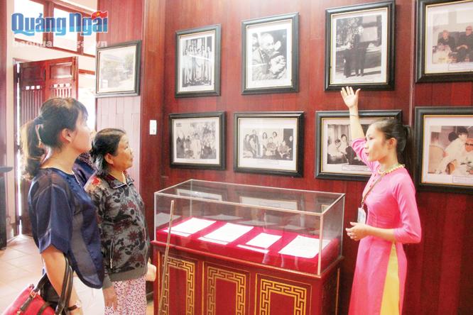 Nhiều người dân đến Khu lưu niệm Thủ tướng Phạm Văn Đồng để hiểu thêm cuộc đời và sự nghiệp của Bác.                  