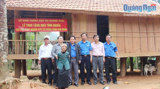 Sở GTVT bàn giao nhà tình nghĩa cho bà Đinh Thị Tố, ngôi nhà được xây dựng từ đóng góp của ĐVTN.   