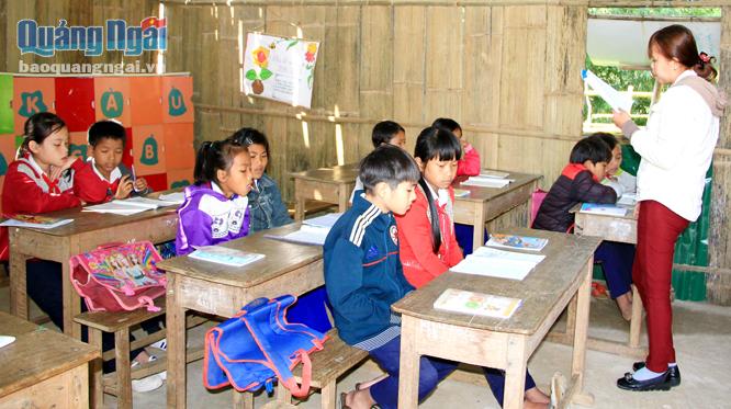 Lớp học tạm bợ vách lồ ô, mái tôn tại điểm chính Trường Tiểu học Trà Khê.