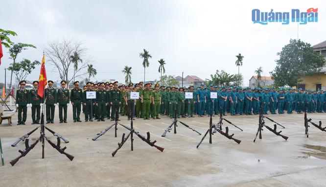 Các lực lượng vũ trang huyện Tư Nghĩa làm lễ ra quân huấn luyện.