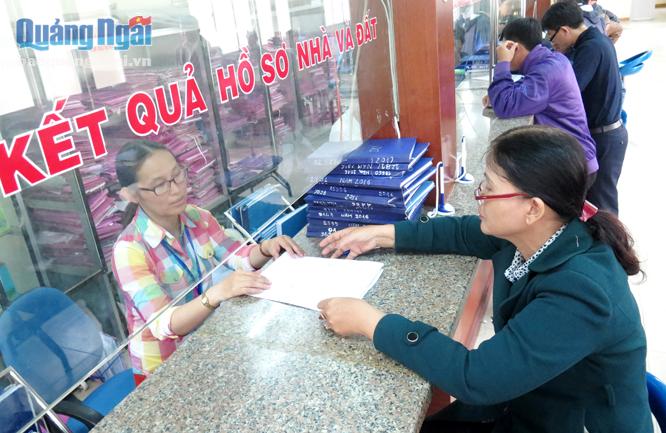 Bà Tôn Thị Hương nhận hồ sơ tại bộ phận một cửa.