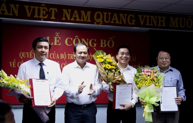 Thứ trưởng Bộ GTVT Nguyễn Nhật trao quyết định bổ nhiệm nhân sự Cửu Long CIPM. Ảnh GTVT