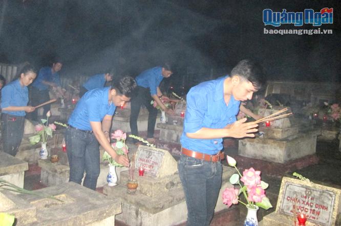 Thanh niên Minh Long thắp nến tri ân tại nghĩa trang liệt sĩ huyện.