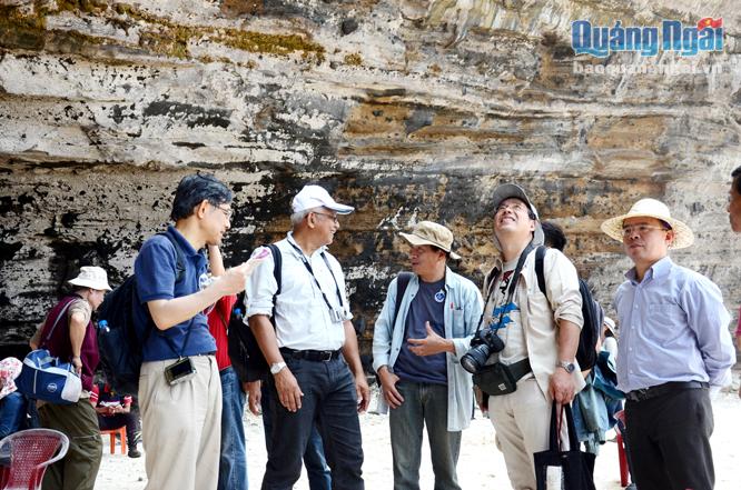  Các chuyên gia khuyến cáo cần bảo vệ khẩn cấp các địa chất, địa mạo ở  Lý Sơn.