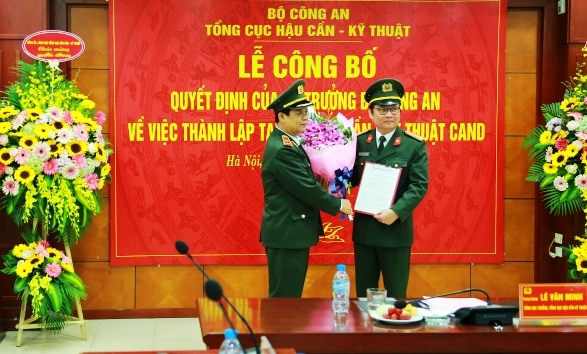  Trung tướng Lê Văn Minh trao quyết định thành lập Tạp chí  Hậu cần - Kỹ thuật CAND. Ảnh MPS