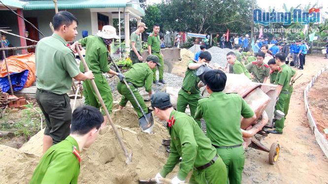 Đoàn viên thanh niên Công an tỉnh giúp người dân làm đường bê tông tại xã Bình Long (Bình Sơn).