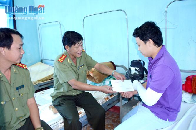 Đại tá Nguyễn Thanh Trang - Giám đốc Công an tỉnh thăm, động viên cán bộ cảnh sát điều tra tội phạm về ma túy bị thương khi làm nhiệm vụ.