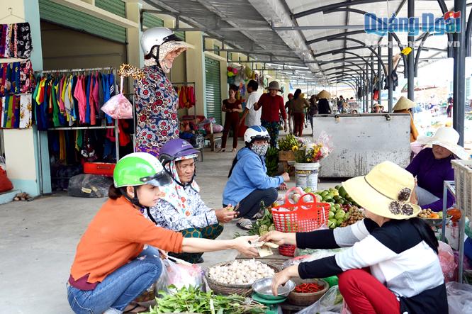 Khung cảnh nhộn nhịp ở chợ Mới Tịnh Hà trong ngày đầu tiên các tiểu thương vào chợ buôn bán.