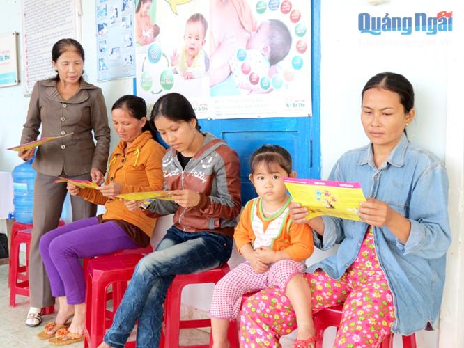 Cán bộ chuyên trách dân số xã Nghĩa Kỳ tư vấn kiến thức về DS-KHHGĐ cho chị em phụ nữ ở địa phương.