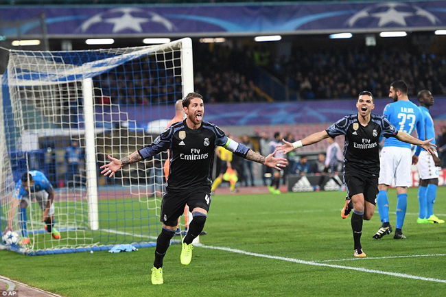 Sergio Ramos (trái) vui mừng sau khi ghi bàn quân bình tỷ số 1 - 1 cho Real Madrid. Ảnh: AP