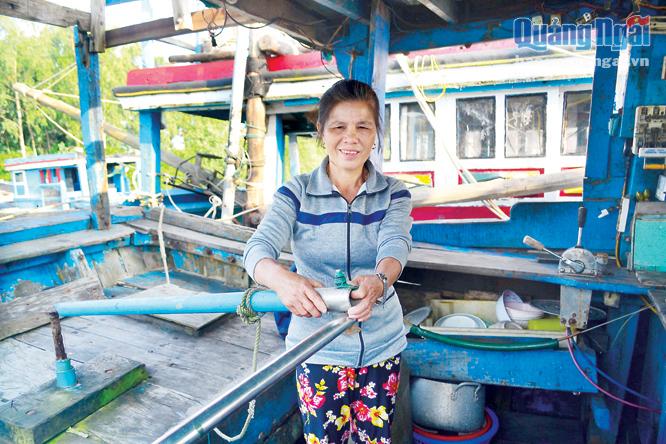 Bà Nguyễn Thị Mai, ở xã Tịnh Kỳ (TP.Quảng Ngãi) là một tay lái tàu tài ba, cùng chồng hành nghề giã cào đơn trên biển.