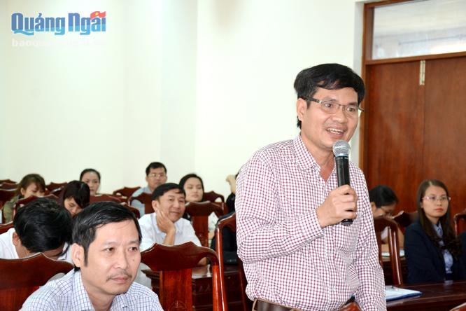 Ông Trịnh Duyệt - Giám đốc Công ty CP 19/8 Quảng Ngãi thắc mắc về vấn đề hóa đơn.