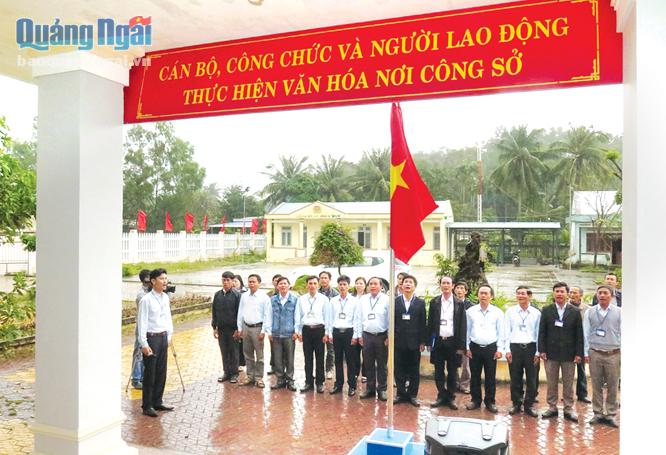 Cán bộ xã Bình Đông thực hiện nghi thức chào cờ đầu tuần.