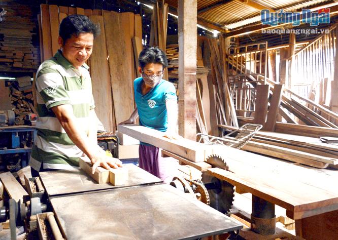 Các hộ dân làm nghề mộc ở thôn Minh Thành, xã Tịnh Minh (Sơn Tịnh) ngày càng chú trọng đầu tư máy móc, cải tiến sản phẩm làm ra.