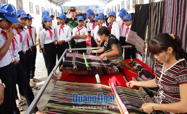 Các nghệ nhân ở thôn Làng Teng, Ba Thành, Ba Tơ trình diễn kỹ thuật dệt thổ cẩm tại triển lãm
