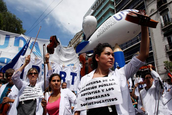 Hàng ngàn giáo viên đã xuống đường ở Buenos Aires, Argentina vào ngày 6-3-2017, trong cuộc đình công quốc gia kéo dài 2 ngày đòi tăng lương để bù lại lạm phát tăng cao trong năm ngoái. Ảnh: REUTERS