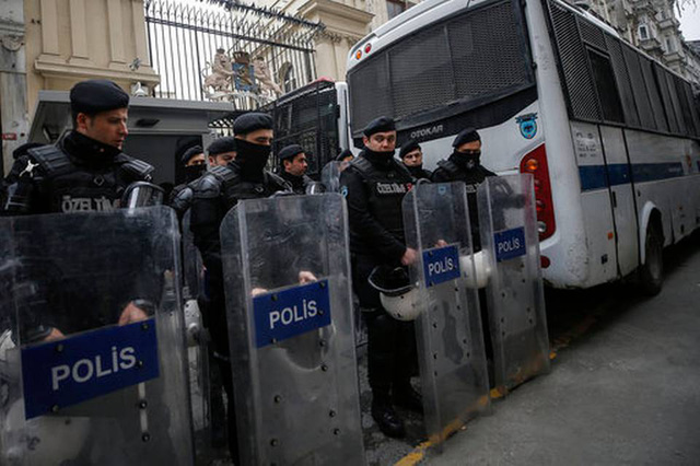   Cảnh sát chống bạo động bên ngoài lãnh sự quán Hà Lan tại Istanbul, Thổ Nhĩ Kỳ ngày 11/3. (Ảnh: Getty)