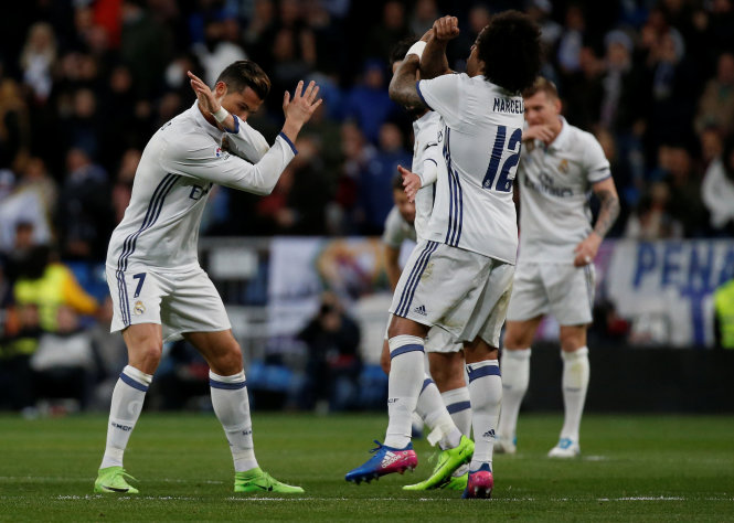Ronaldo (trái) ăn mừng bàn thắng san bằng tỉ số 1-1. Ảnh: REUTERS