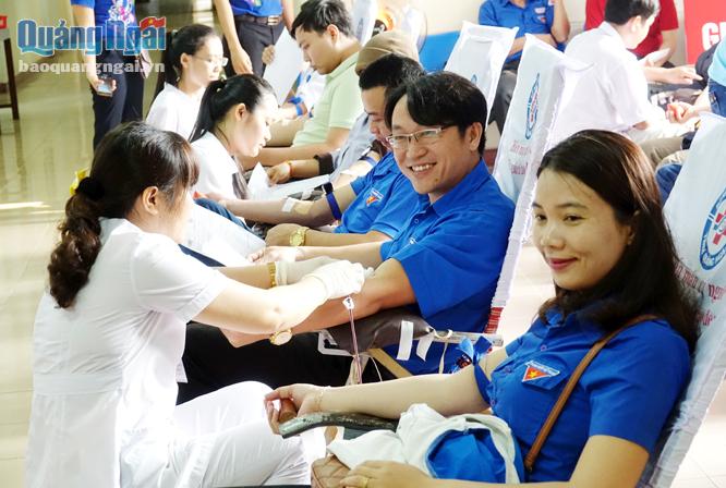 Tuổi trẻ Khối Các cơ quan tỉnh hiến máu tình nguyện trong Tháng Thanh niên 2017.