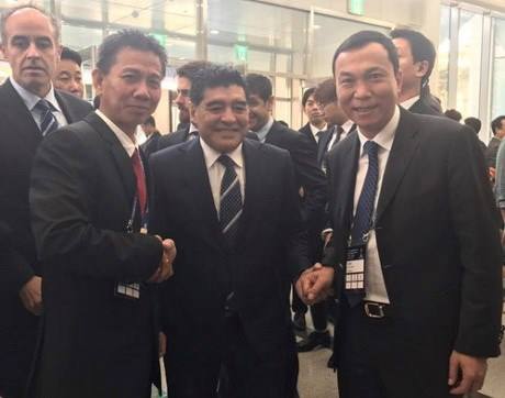  HLV Hoàng Anh Tuấn và PCT VFF chụp ảnh cùng huyền thoại Maradona