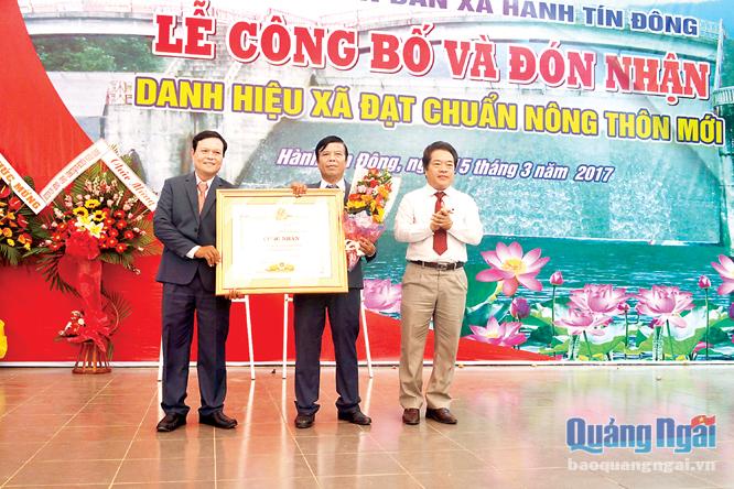  Phó Chủ tịch HĐND tỉnh Võ Phiên trao Bằng công nhận xã đạt chuẩn nông thôn mới cho chính quyền và nhân dân xã Hành Tín Đông.