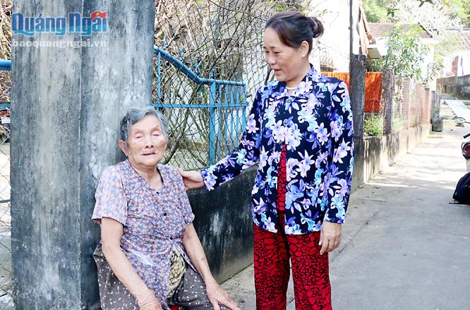 Chị Nguyễn Thị Hoa, tổ dân phố 2, thị trấn Châu Ổ (Bình Sơn) đi thăm, động viên cụ Trần Thị Bảo có hoàn cảnh khó khăn trong tổ dân phố.
