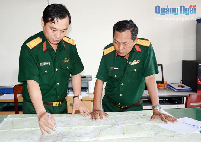 Thiếu tá Trần Thế Phan (bên trái) thông qua kế hoạch diễn tập cơ quan.