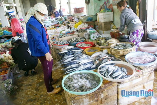  Quầy cá tươi bố trí chưa hợp lý, ảnh hưởng đến việc kinh doanh của nhiều tiểu thương tại chợ Châu Ổ (Bình Sơn).