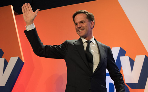  Thủ tướng Hà Lan Mark Rutte vui mừng khi kết quả thăm dò dư luận ngay tại các điểm bỏ phiếu cho thấy chiến thắng rõ ràng cho Đảng VVD của ông. Nguồn ảnh: VOV/Getty Images.