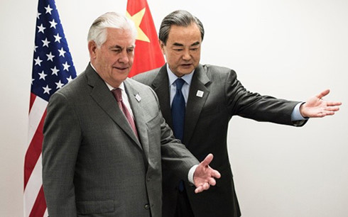 Ngoại trưởng Mỹ Tillerson (trái) và Ngoại trưởng Trung Quốc. Ảnh: Yibada