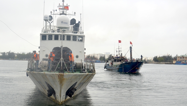 Tàu Cảnh sát biển lai dắt thành công tàu cá vỏ sắt của ngư dân vào bờ. Ảnh: VGP/Lưu Hương