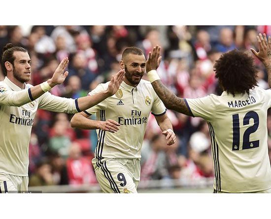 Karim Benzema (giữa) sau khi ghi bàn vào lưới Bilbao. Ảnh: Dailymail