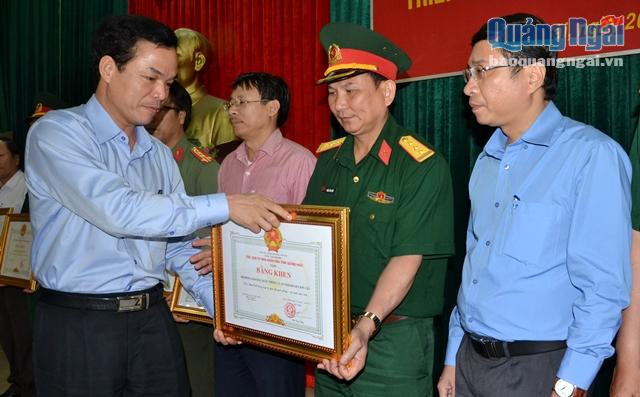 Phó Chủ tịch UBND tỉnh Đặng Ngọc Dũng trao bằng khen cho các tập thể được khen thưởng trong công tác GDQPAN năm 2016.