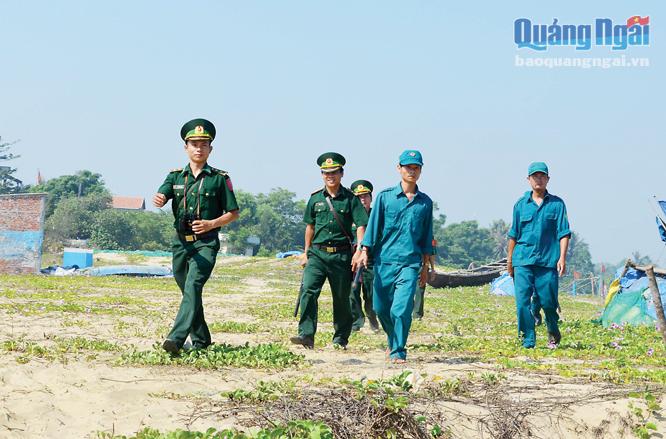 Cán bộ, chiến sĩ Đồn Biên phòng Đức Minh phối hợp với dân quân địa phương tuần tra khu vực biên giới biển.                                                                           ảnh: K.TOÀN
