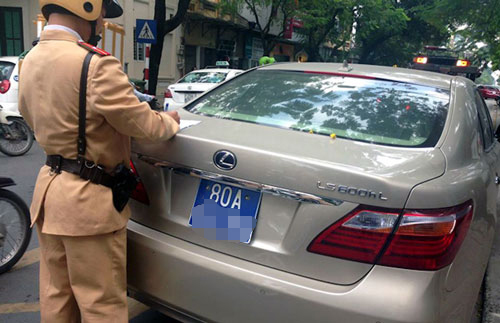 Lực lượng CSGT TP Hà Nội kiểm tra việc chấp hành quy định của một ô tô biển số xanh 80A - Ảnh minh hoạ: Nguyễn Tiến