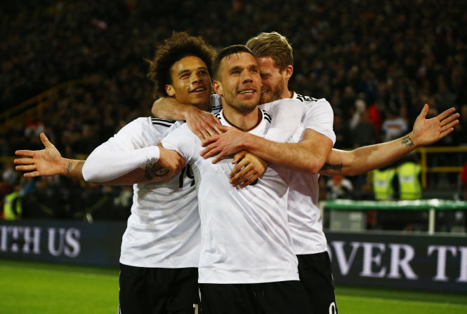Niềm vui của Podolski sau khi ghi bàn cho Đức. Ảnh: Reuters