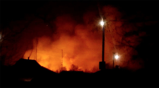  Ngọn lửa bao trùm một khu vực rộng lớn sau khi nổ kho đạn lớn nhất Ukraine rạng sáng 23/3. (Ảnh: RT)