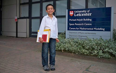 Đại học Leicester tuyển cậu bé thần đồng Yasha  làm giảng viên.